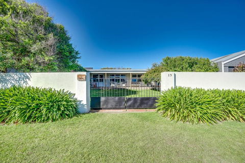 Peaceful Seaside Cottage - Accommodation in Brisbane 0