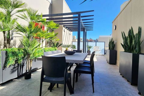 Penthouse With Private Terrace, Parking + 2 Pools - Accommodation in Brisbane 1
