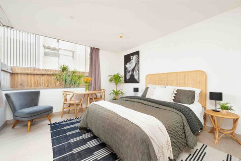 PERFECT STAY 2MIN By WALK TO THE BEACH FREE PARKING - Accommodation in Brisbane 0