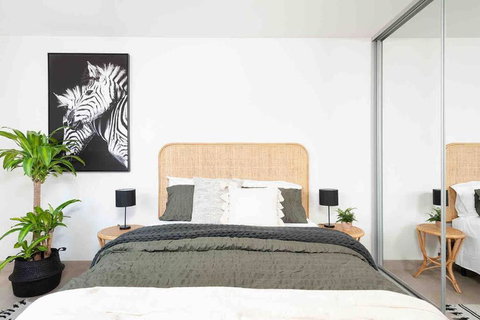 PERFECT STAY 2MIN By WALK TO THE BEACH FREE PARKING - Accommodation in Brisbane 3