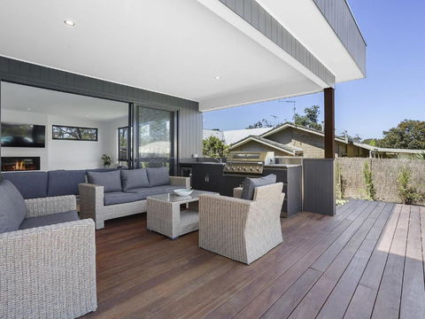 Pool And Spa - 300m Walk To Beach - Accommodation in Brisbane 2