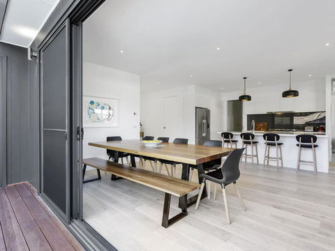 Pool And Spa - 300m Walk To Beach - Accommodation in Brisbane 3