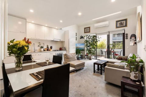 Poolside Apartment Opposite Redfern Park - Accommodation in Brisbane 0