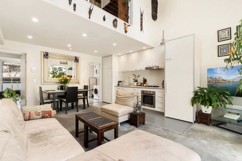 Poolside Apartment Opposite Redfern Park - Accommodation in Brisbane 1