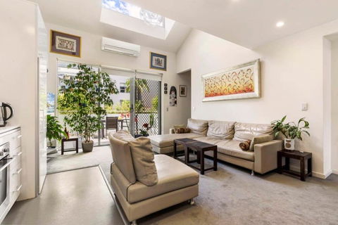 Poolside Apartment Opposite Redfern Park - Accommodation in Brisbane 3