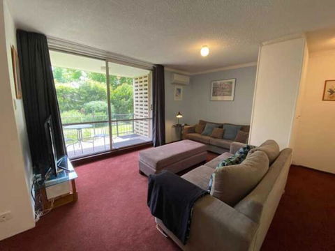 Quiet 2BR Apartment With Garden Views In Griffith - Accommodation in Brisbane 0