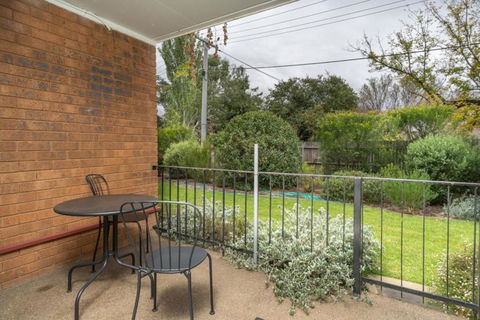 Quiet 2BR Apartment With Garden Views In Griffith - Accommodation in Brisbane 1