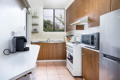 Quiet 2BR Apartment With Garden Views In Griffith - Accommodation in Brisbane 2