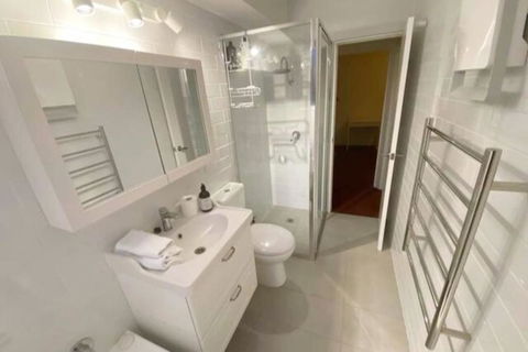 Quiet 2BR Apartment With Garden Views In Griffith - Accommodation in Brisbane 3