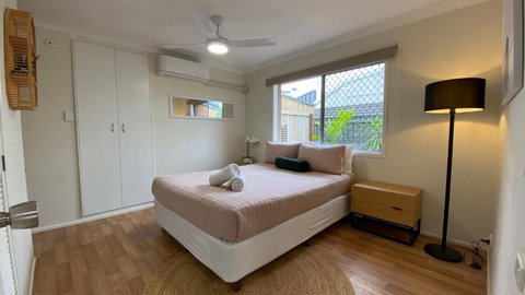 Private Guesthouse - Pet Friendly - Walk To Beach - Accommodation in Brisbane 0