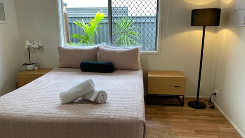 Private Guesthouse - Pet Friendly - Walk To Beach - Accommodation in Brisbane 2