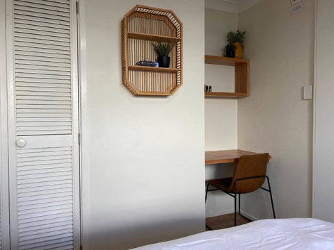 Private Guesthouse - Pet Friendly - Walk To Beach - Accommodation in Brisbane 3