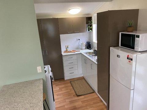 Private Guesthouse - Pet Friendly - Walk To Beach - Accommodation in Brisbane 1