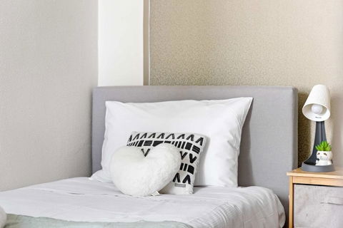 Private Single Room - Conveniently Located At Glebe - Shared Bathroom - Accommodation in Brisbane 1