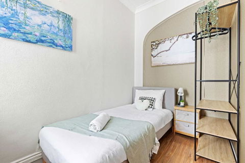 Private Single Room - Conveniently Located At Glebe - Shared Bathroom - Accommodation in Brisbane 0