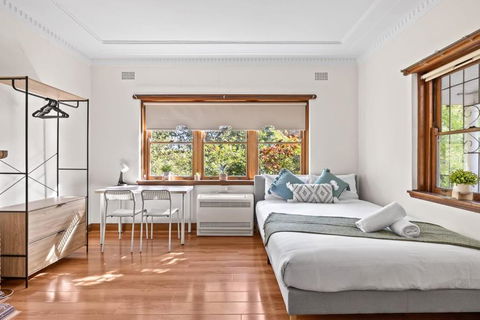 Quadruple Room - Near Transport & Shops - Shared Bathroom - Accommodation in Brisbane 1