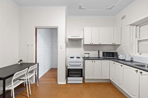 Quadruple Room - Near Transport & Shops - Shared Bathroom - Accommodation in Brisbane 3