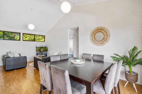 Quaint 2-Bed Beach Abode With Ocean Views - Accommodation in Brisbane 1