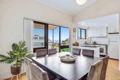 Quaint 2-Bed Beach Abode With Ocean Views - Accommodation in Brisbane 0