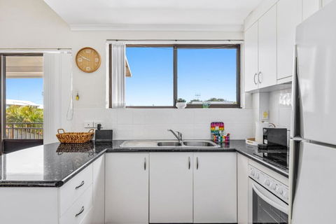 Quaint 2-Bed Beach Abode With Ocean Views - Accommodation in Brisbane 2