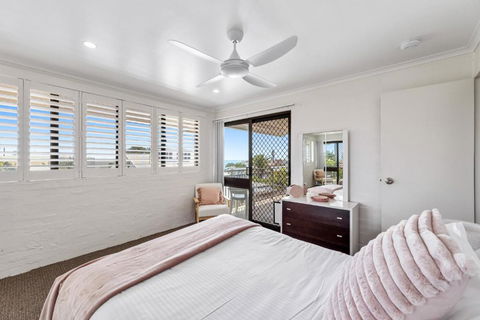 Quaint 2-Bed Beach Abode With Ocean Views - Accommodation in Brisbane 3