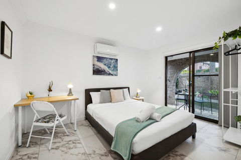 Quaint Double Room - Centrally Located At Glenfield - Shared Bathroom - Accommodation in Brisbane 0