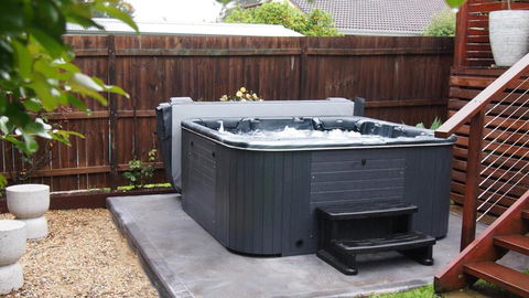Queenberry Cottage - Jacuzzi, Village Location & 10 Mins To Beach - Accommodation in Brisbane 3