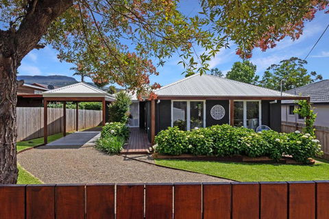 Queenberry Cottage - Jacuzzi, Village Location & 10 Mins To Beach - Accommodation in Brisbane 0
