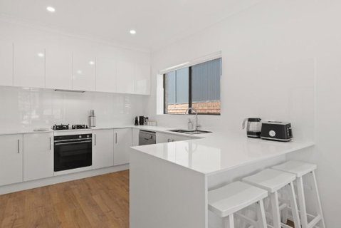 Quiet 2-Bed Retreat With Private Courtyard - Accommodation in Brisbane 1