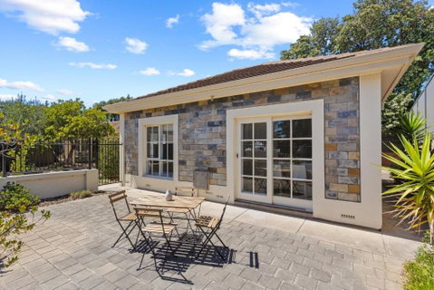 Quiet 2-Bed Retreat With Private Courtyard - Accommodation in Brisbane 3