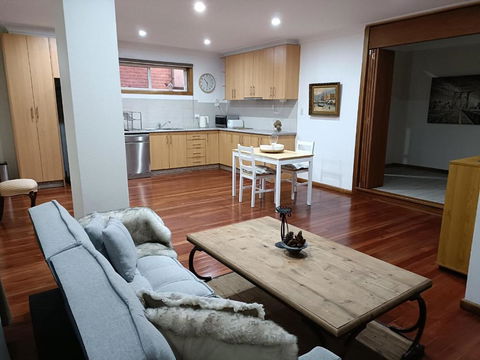 Quiet Nature-Filled Ground Floor Unit - Accommodation in Brisbane 2