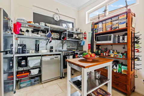 Quirky Marrickville 1-Bed With Courtyard By Shops - Accommodation in Brisbane 3