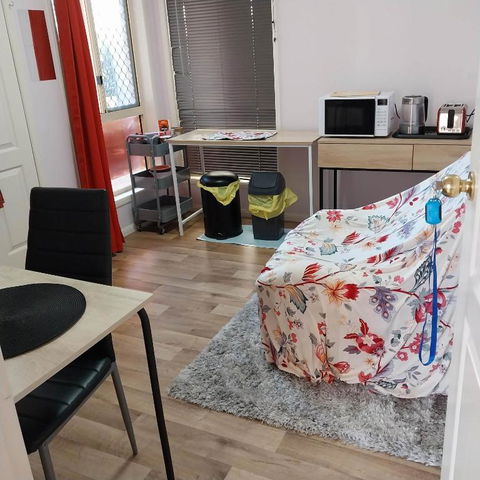Red Cottage FEMALE ONLY BUDGET STAYS With Bedroom Plus Private Kitchenette Room - Accommodation in Brisbane 1