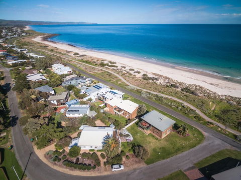 At The Beach - 54 Elizabeth Crescent - Accommodation in Brisbane 0