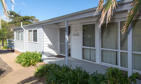 At The Beach - 54 Elizabeth Crescent - Accommodation in Brisbane 1