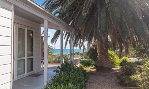 At The Beach - 54 Elizabeth Crescent - Accommodation in Brisbane 2