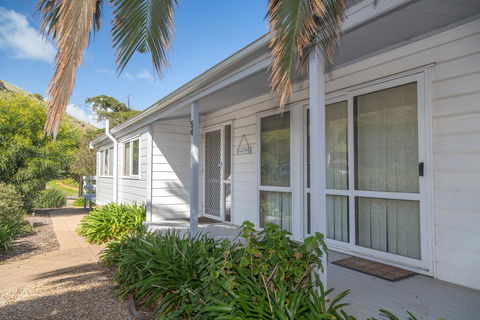 At The Beach - 54 Elizabeth Crescent - Accommodation in Brisbane 3