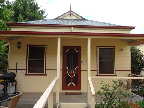Autumn Affair Cottage 5 - Accommodation in Brisbane 0