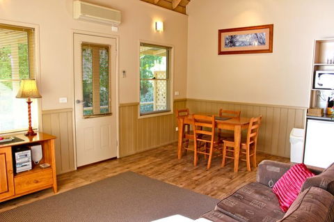 Autumn Leaf Cottage 1 - Accommodation in Brisbane 2