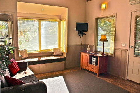 Autumn Leaf Cottage 1 - Accommodation in Brisbane 1