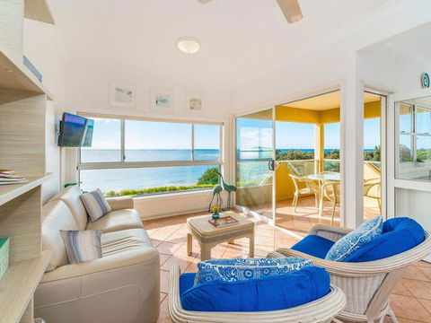 Avalon 1 - Overlooking Beautiful Convent Beach - Accommodation in Brisbane 3