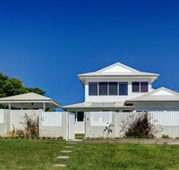 Away on Seaview Street - Accommodation in Brisbane