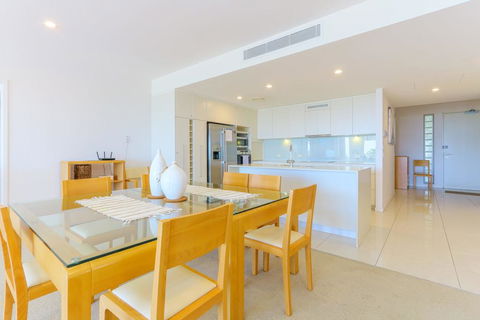 Azura Ocean View Holiday Apartment - Accommodation in Brisbane 3