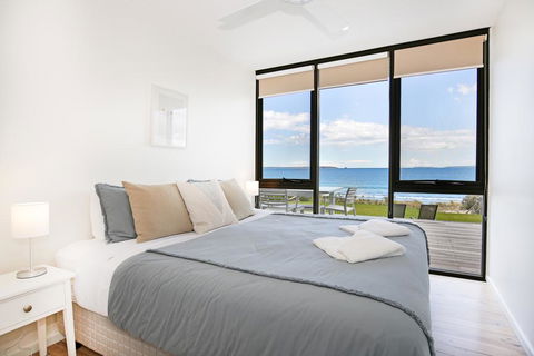 Azure Absolute Beachfront - Pet Friendly - Accommodation in Brisbane 3