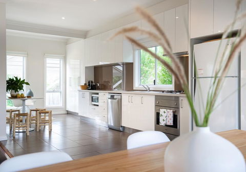 Azure Beach Retreat - Spa Luxury - Accommodation in Brisbane 1