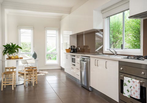 Azure Beach Retreat - Spa Luxury - Accommodation in Brisbane 3