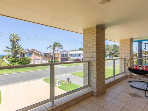 Azure Waters - Perfectly Positioned With Ocean Views - Accommodation in Brisbane 3