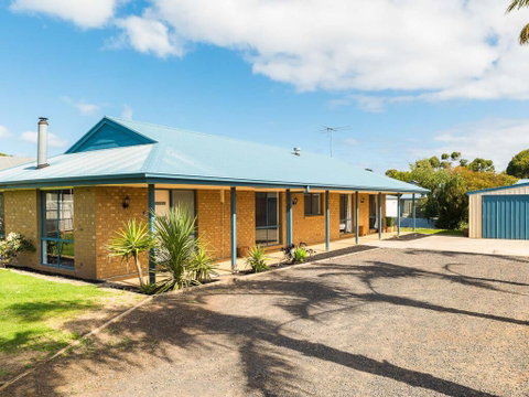 Back Beach Retreat - Accommodation in Brisbane 0
