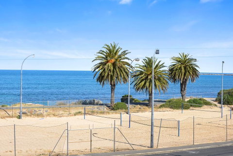 Bayline Beachfront Apartment No 4 - Accommodation in Brisbane 1