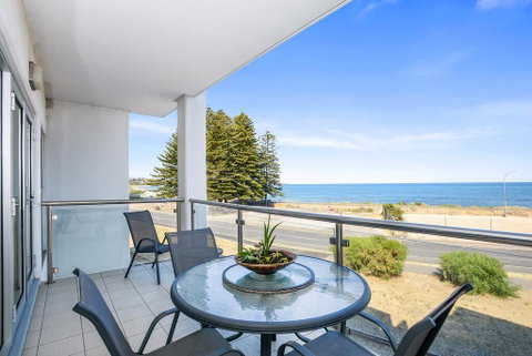 Bayline Beachfront Apartment No 4 - Accommodation in Brisbane 0